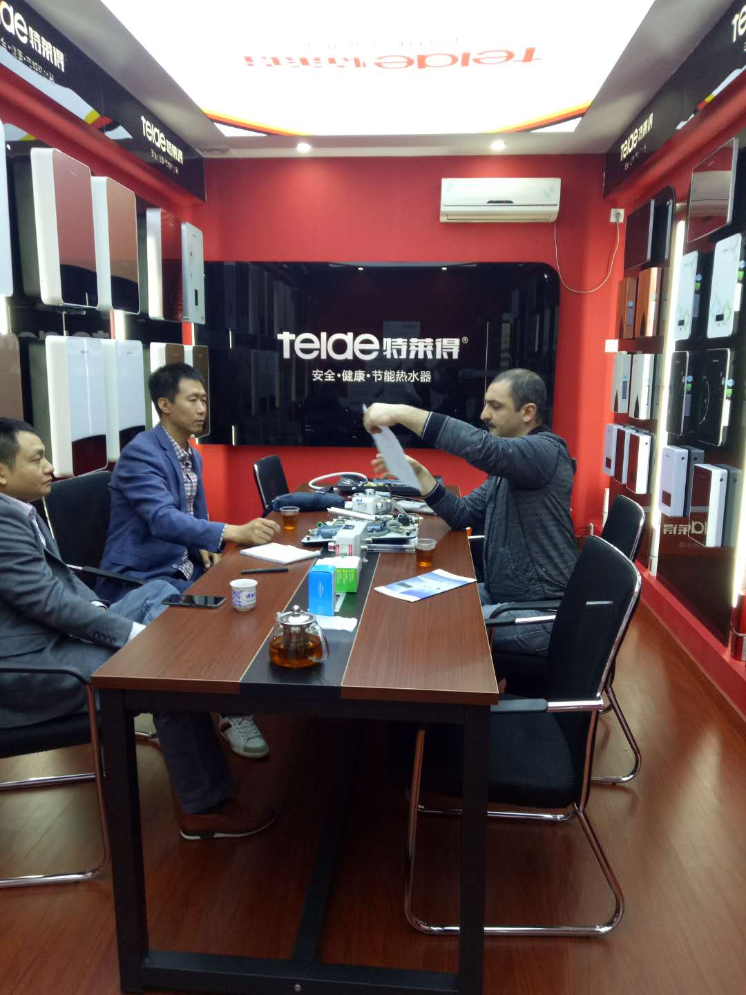 烈歡迎俄羅斯客戶蒞臨我司，恭賀成功簽約！